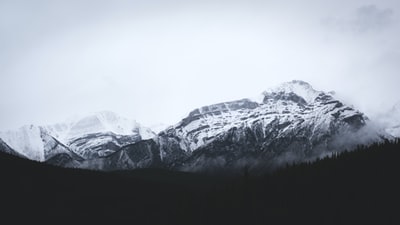 灰度摄影冰雪覆盖的山脉
